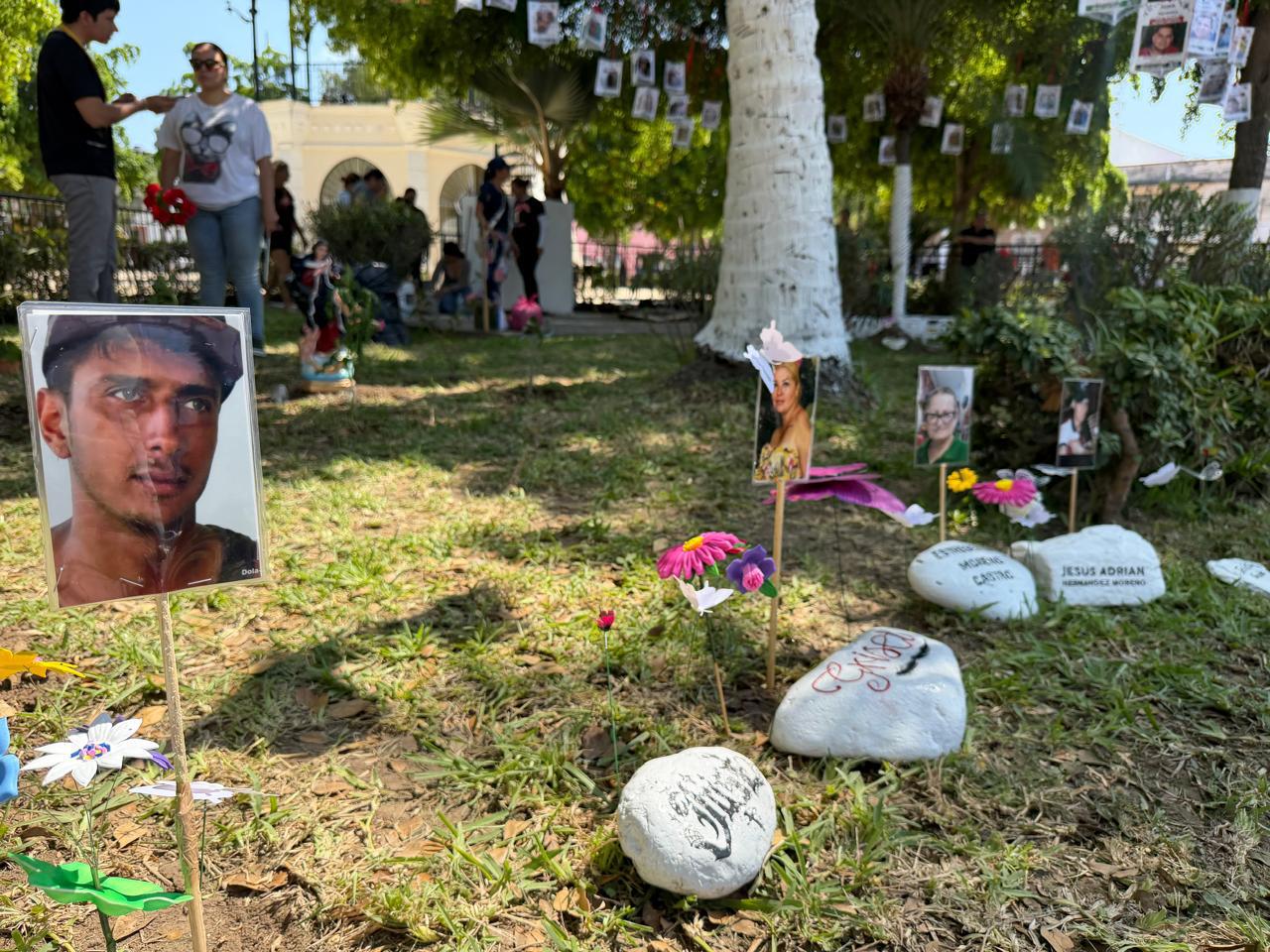 $!Sin respaldo municipal instala colectivo espacio de memoria por desaparecidos en la Plazuela Zaragoza, en Mazatlán