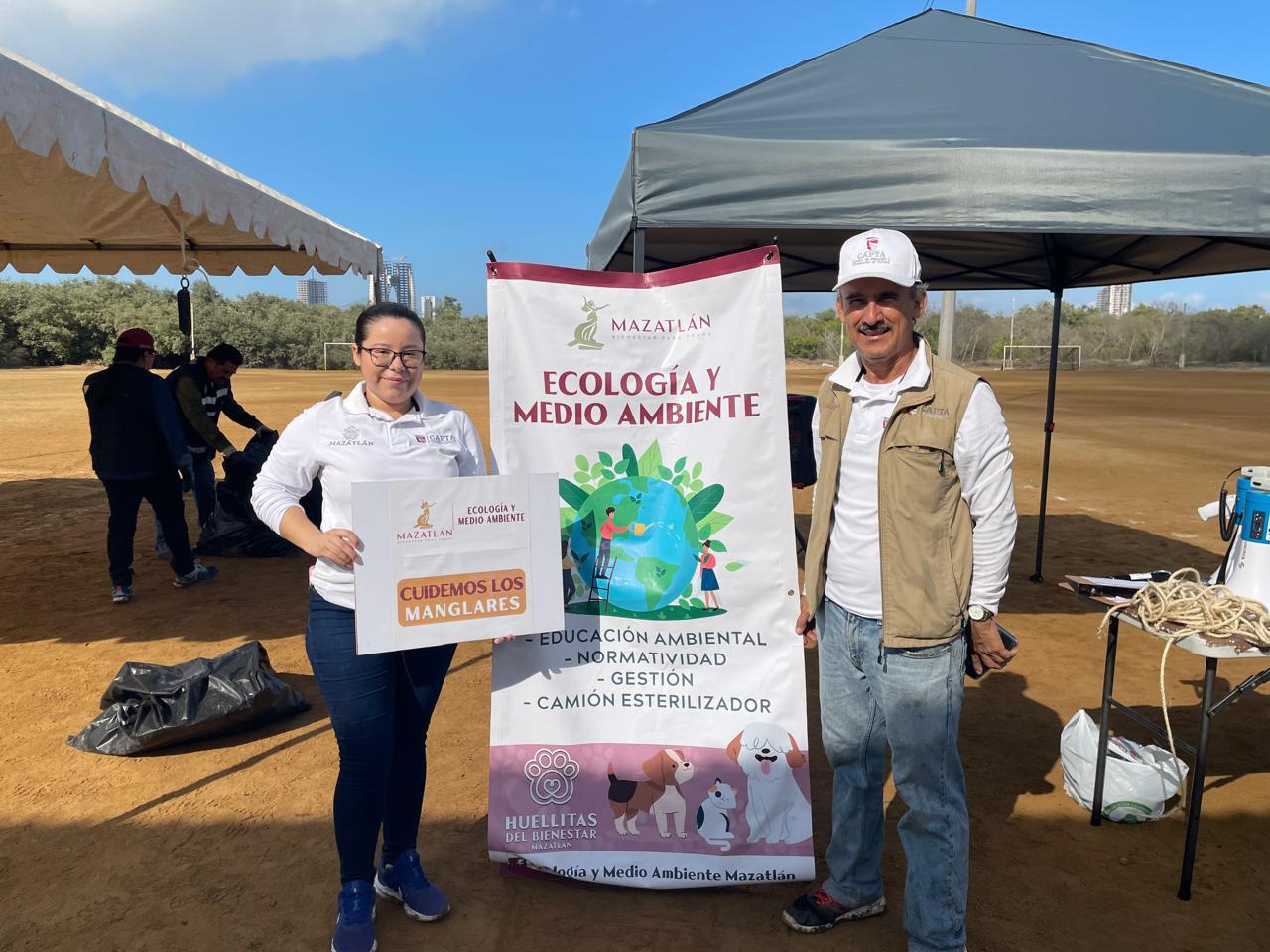 $!Limpian otra vez los manglares en Mazatlán; retiran 700 kilos de desechos sólidos