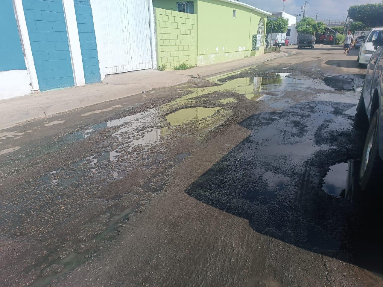 $!Fuga de drenaje en andador Carlos McGregor continúa generando molestias entre vecinos del Jabalíes