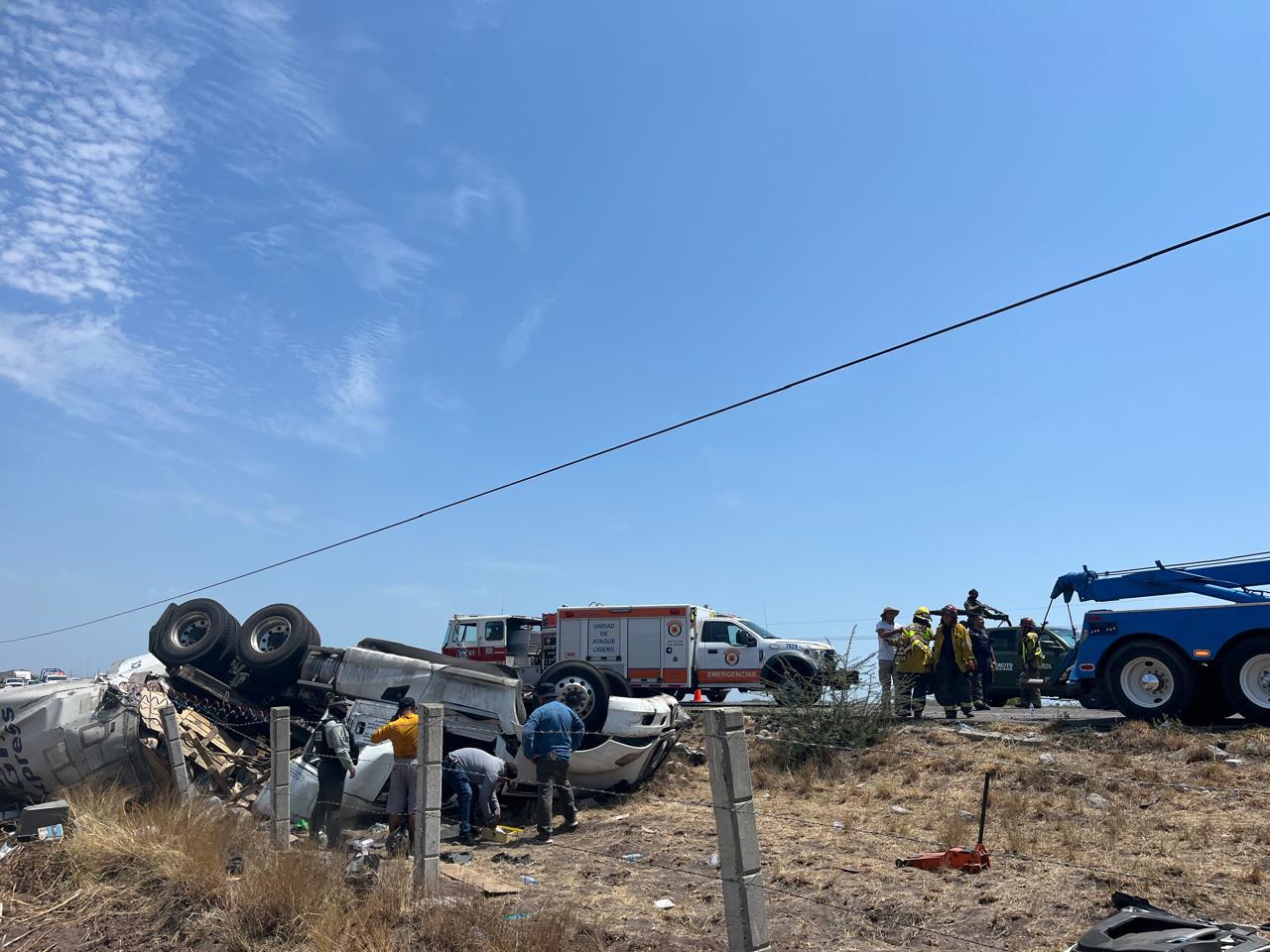 $!Volcadura de tráiler deja un hombre prensado y lesionado por la Maxipista Culiacán-Mazatlán