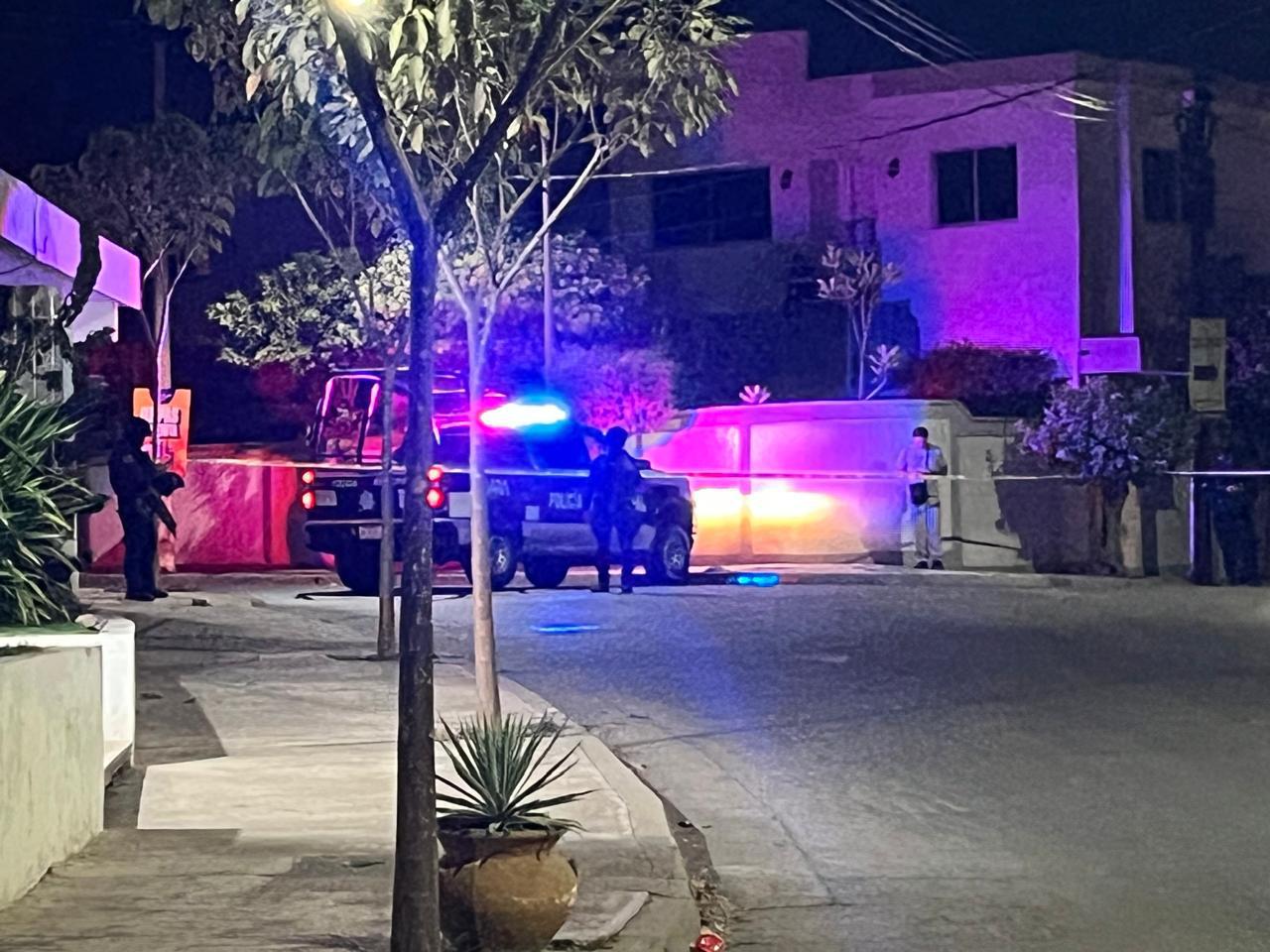 $!Localizan una persona asesinada, envuelta en plástico y con mensaje en la colonia Guadalupe, en Culiacán