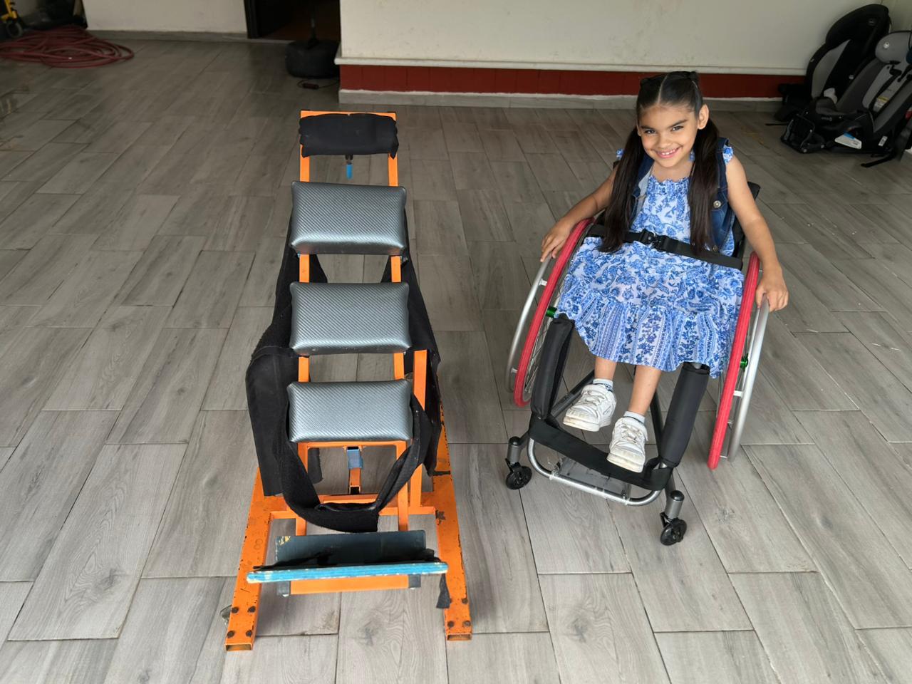 $!Nicole, de 8 años de edad, ofrece un bipedestador en donación