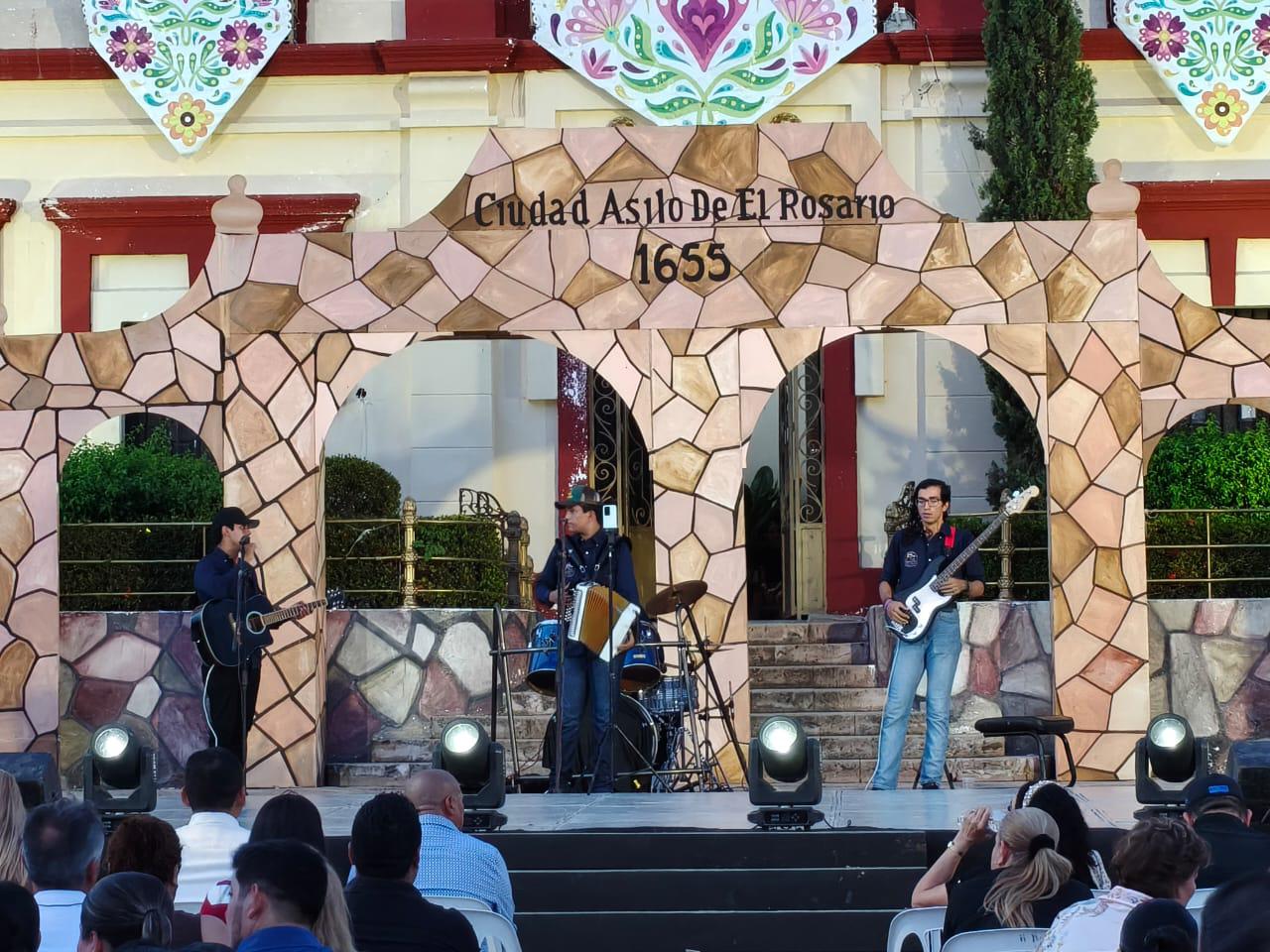 $!Con un espectáculo musical, homenajes y pirotecnia celebraron el 371 Aniversario de la fundación de El Rosario