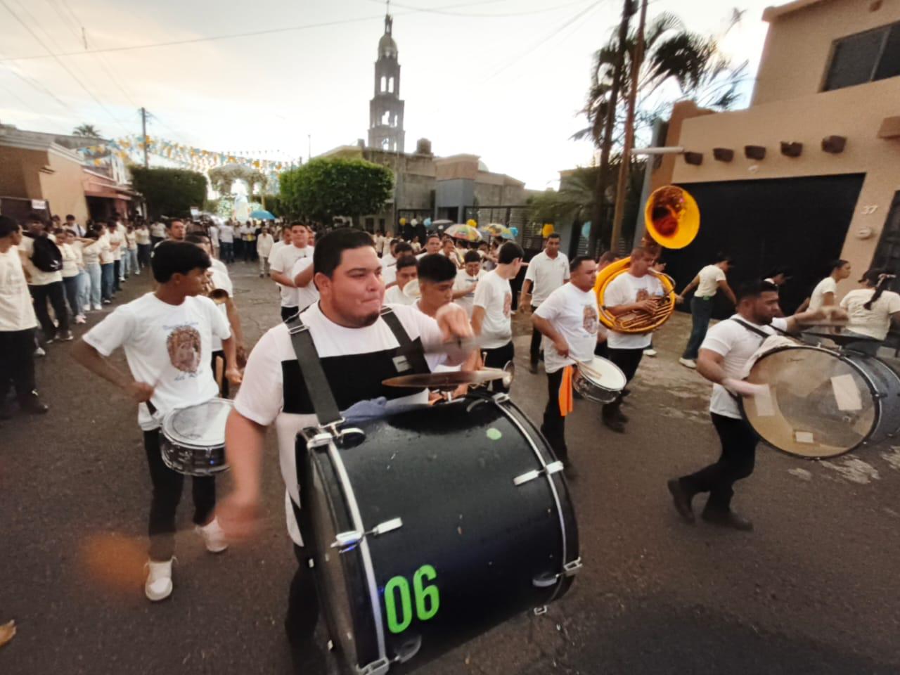 $!‘¡Viva la Virgen del Rosario!: feligreses celebran su fe pese a las lluvias