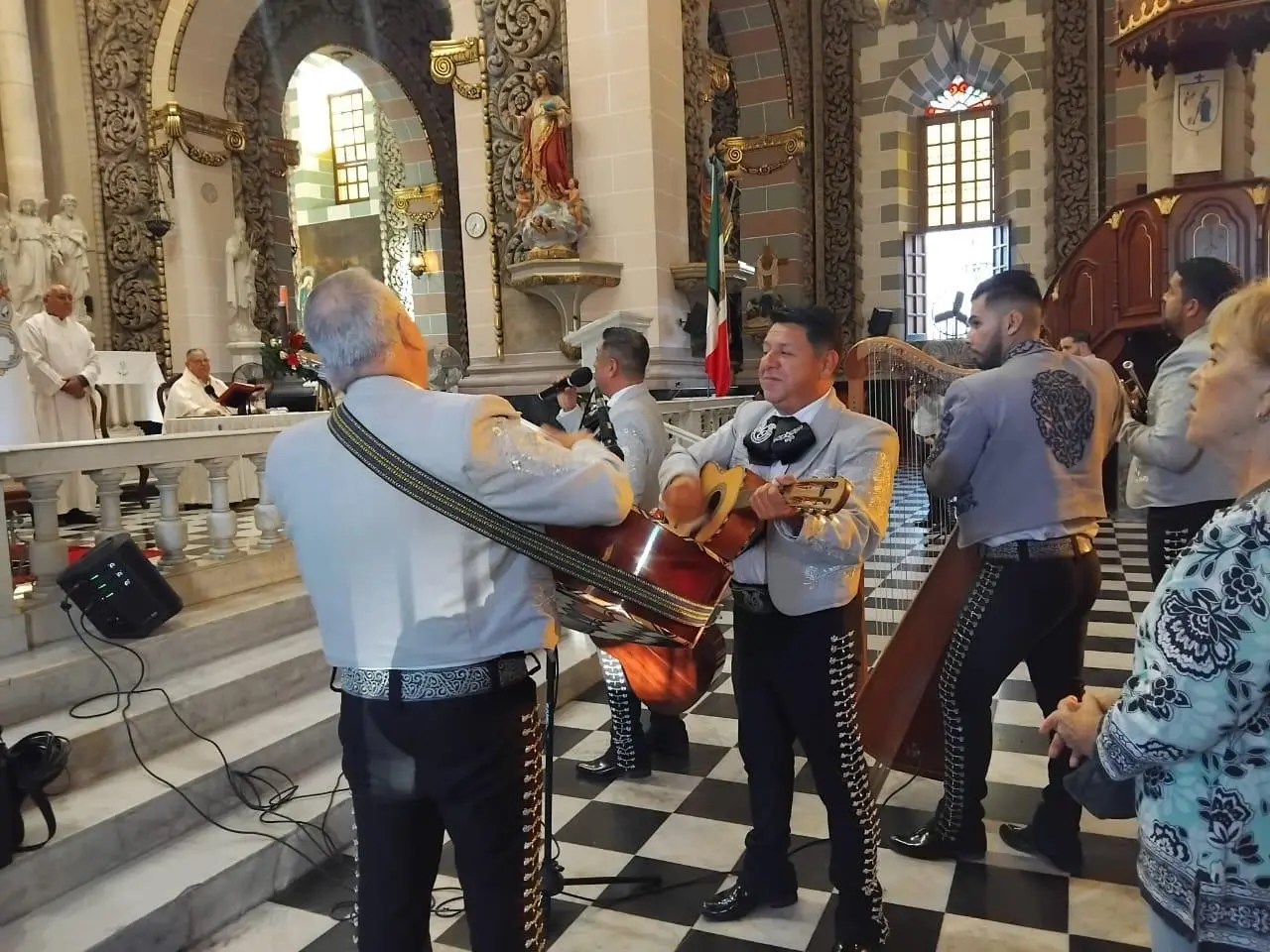 $!Le cantan Las Mañanitas con mariachi a la Virgen de la Inmaculada Concepción en Mazatlán