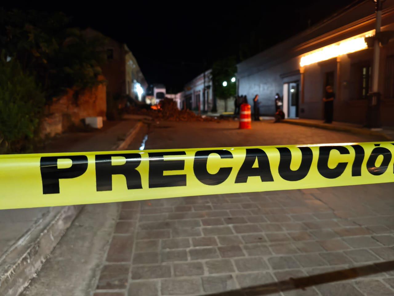 $!Tras derrumbe de barda, familia se salva de ser aplastada dentro de un vehículo, en El Rosario