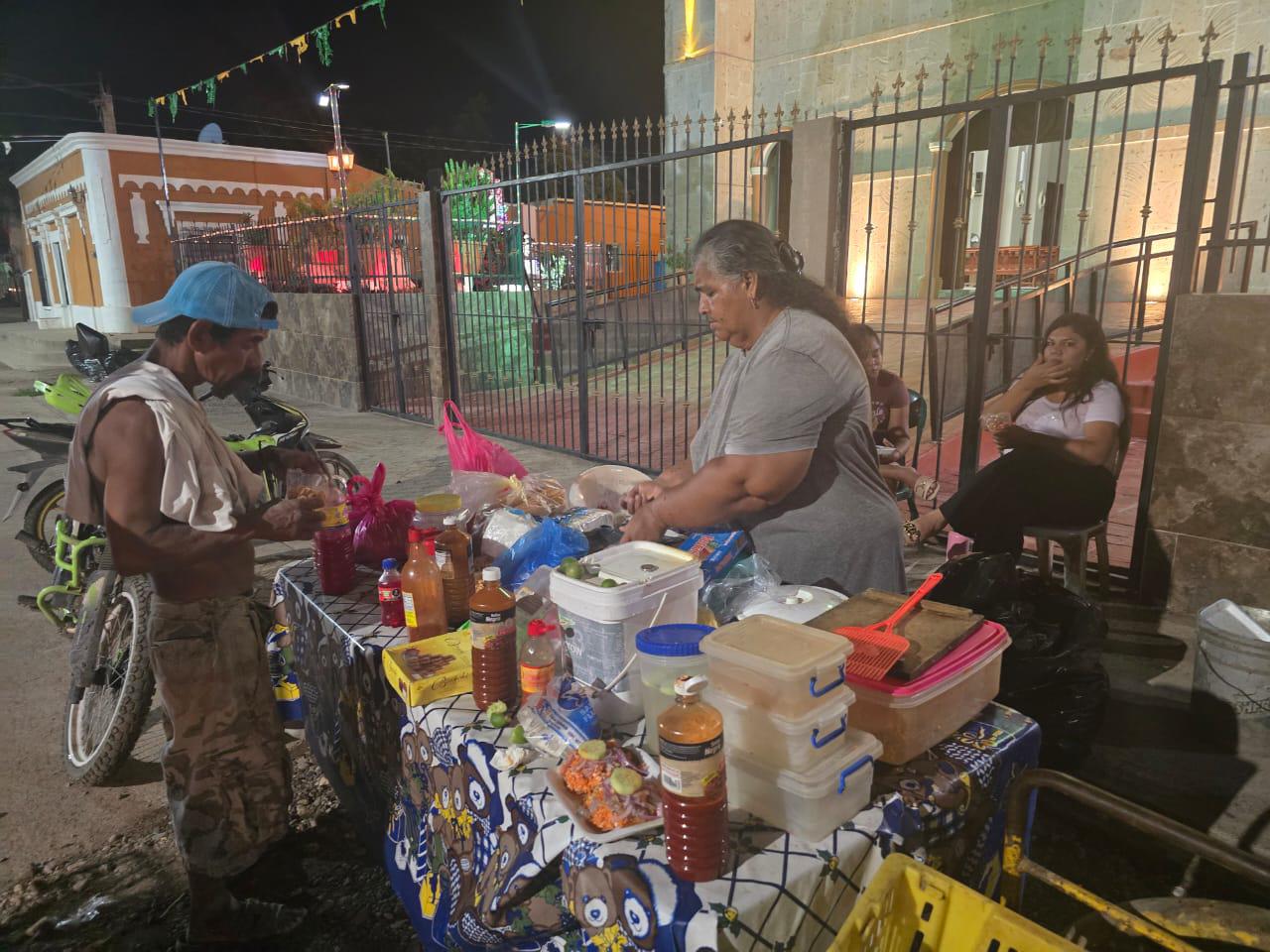 $!‘Yeya’ sostiene a su familia ofreciendo tostadas con ceviche, en Agua Verde, Rosario