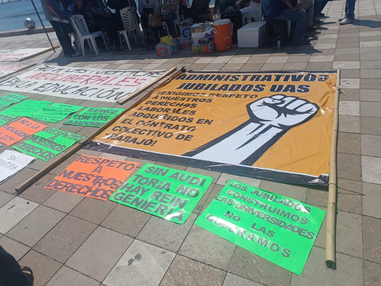 $!Realizan Jubilados de la UAS nuevo plantón en Mazatlán; ahora en la zona turística