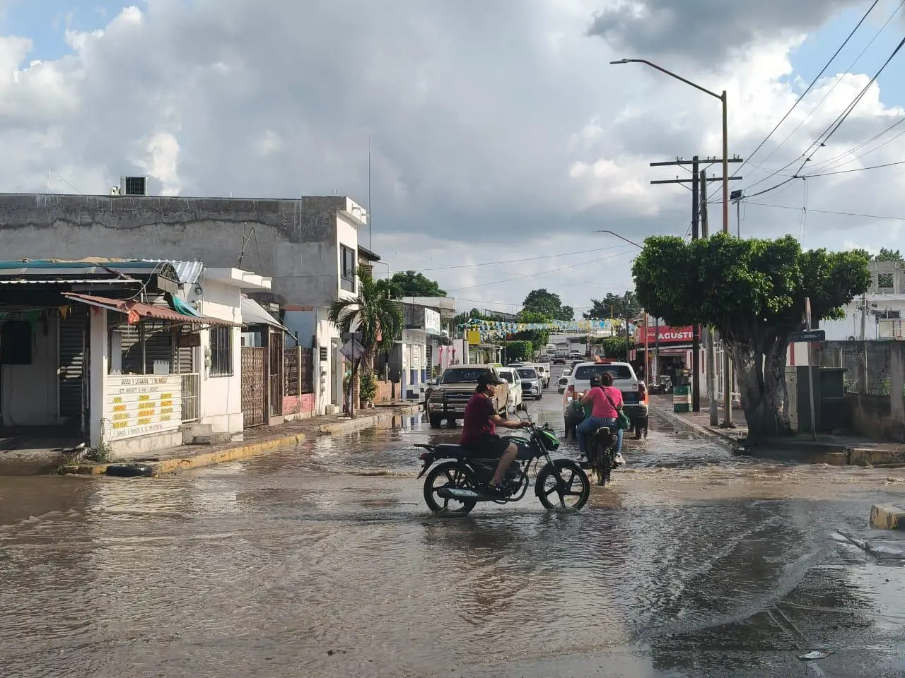 $!Lluvias repentinas dejan encharcamientos en calles y baches en El Rosario