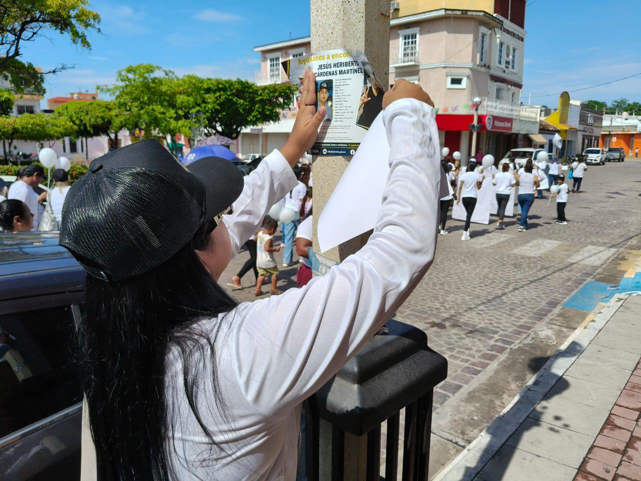 $!‘Quiero abrazarlo, no escarbar’: Marchan en Rosario por sus desaparecidos