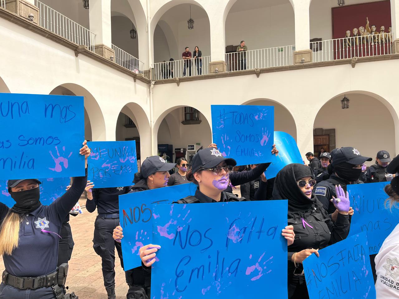 $!‘Nos falta Emilia’: agentes policiales de Culiacán se manifiestan exigiendo justicia por su compañera asesinada