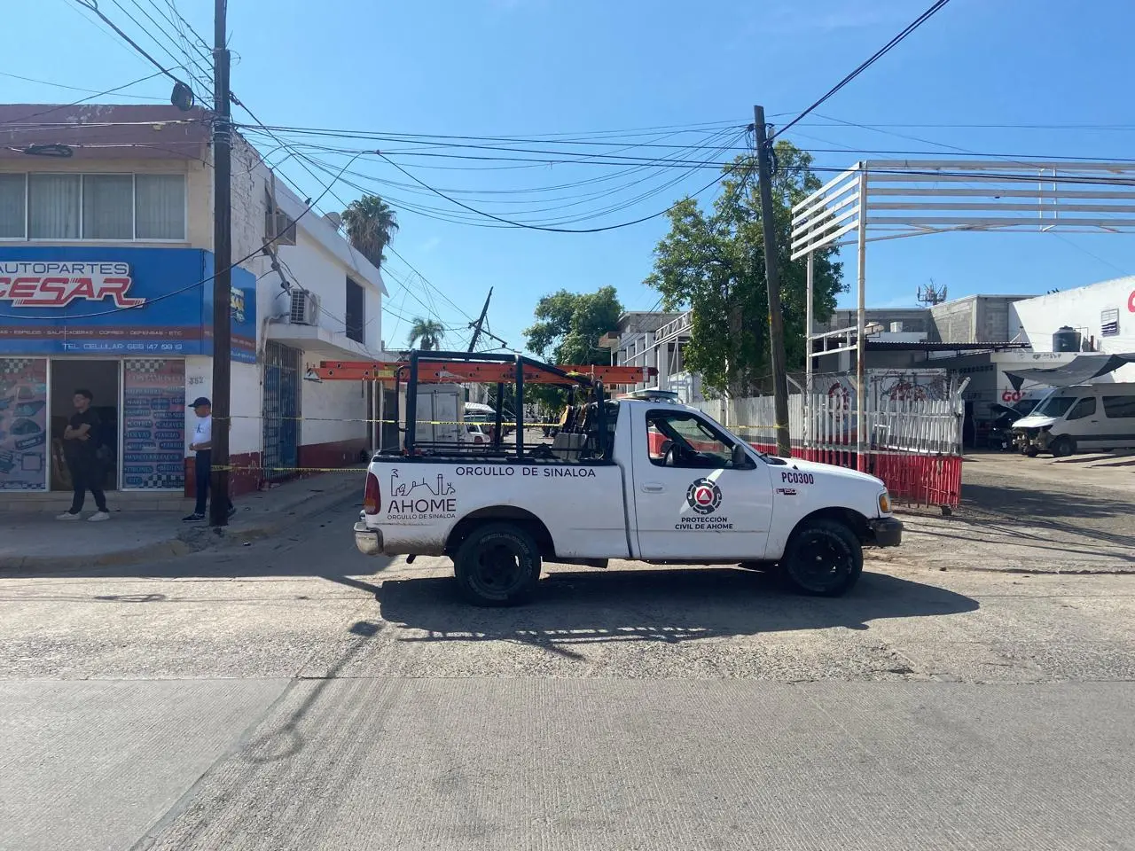 $!Colapsa poste de la CFE y deja sin luz a vecinos del sector Centro de Los Mochis