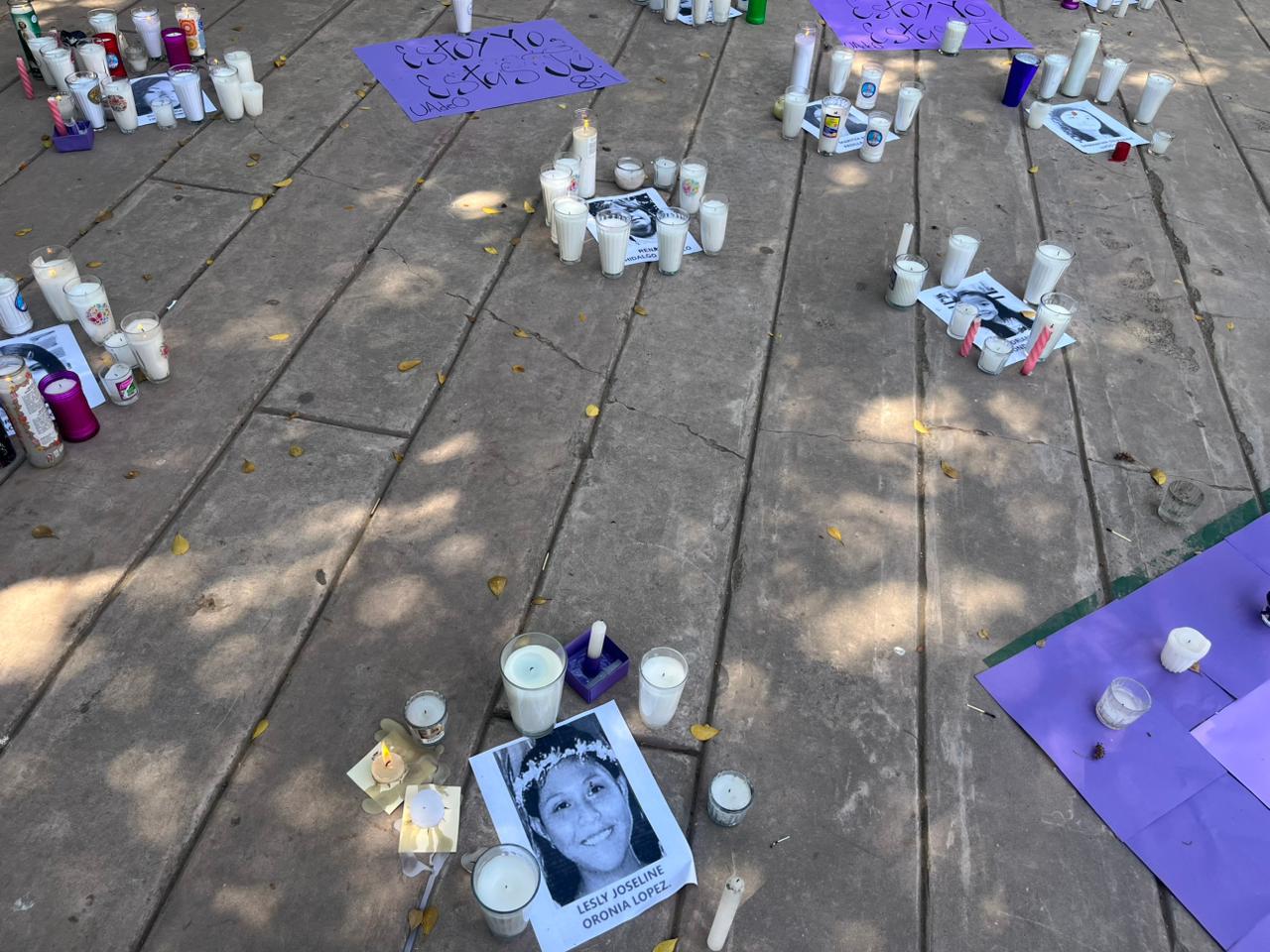 $!‘Estoy yo, estás tú’: Estudiantes en la UAdeO marchan en silencio por el 8M