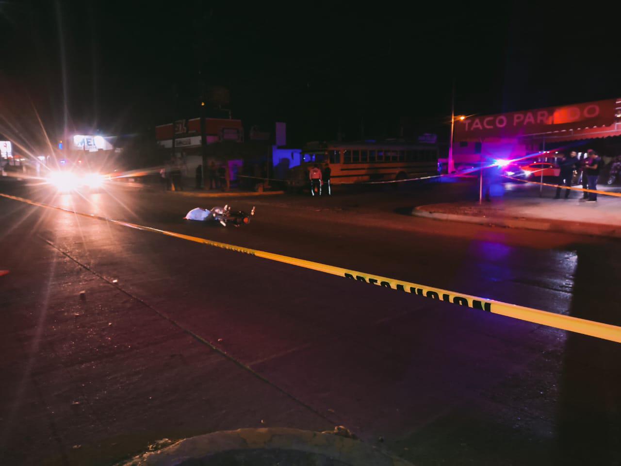 $!Muere motociclista tras impactarse contra camión de personal en Los Mochis