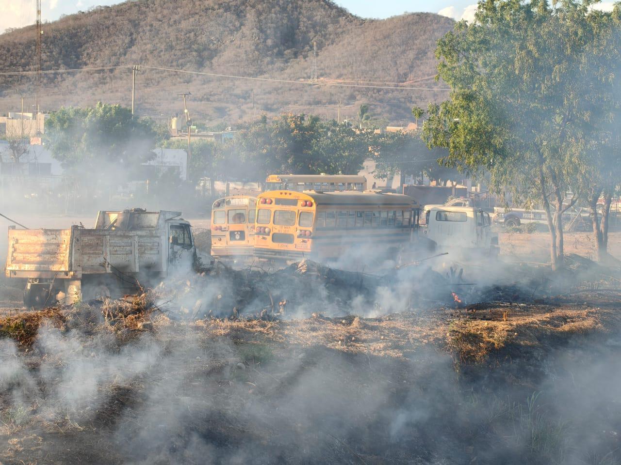 $!Incendio de maleza amenaza a pensión y base de Seguridad Pública en Rosario