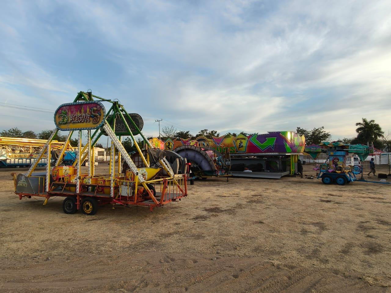 $!Ven vecinos lenta instalación de la Feria de la Primavera en Rosario