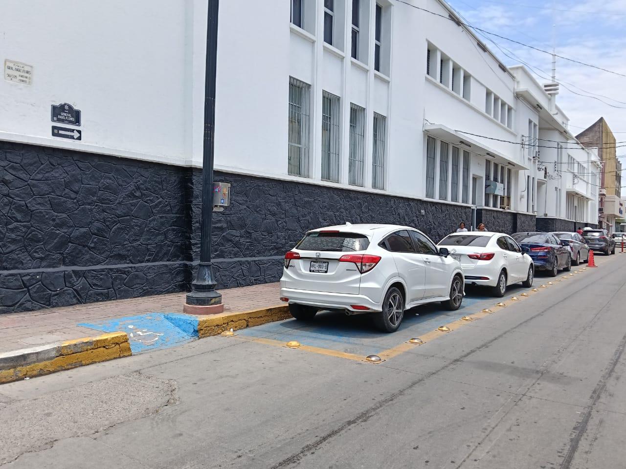 $!Denuncian que en calles del Centro de Mazatlán acaparan estacionamientos para discapacitados