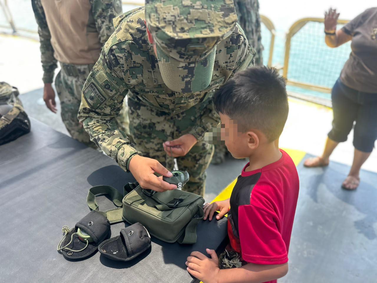$!Reciben a 11 niñas y niños a bordo de buque de la Armada en Manzanillo