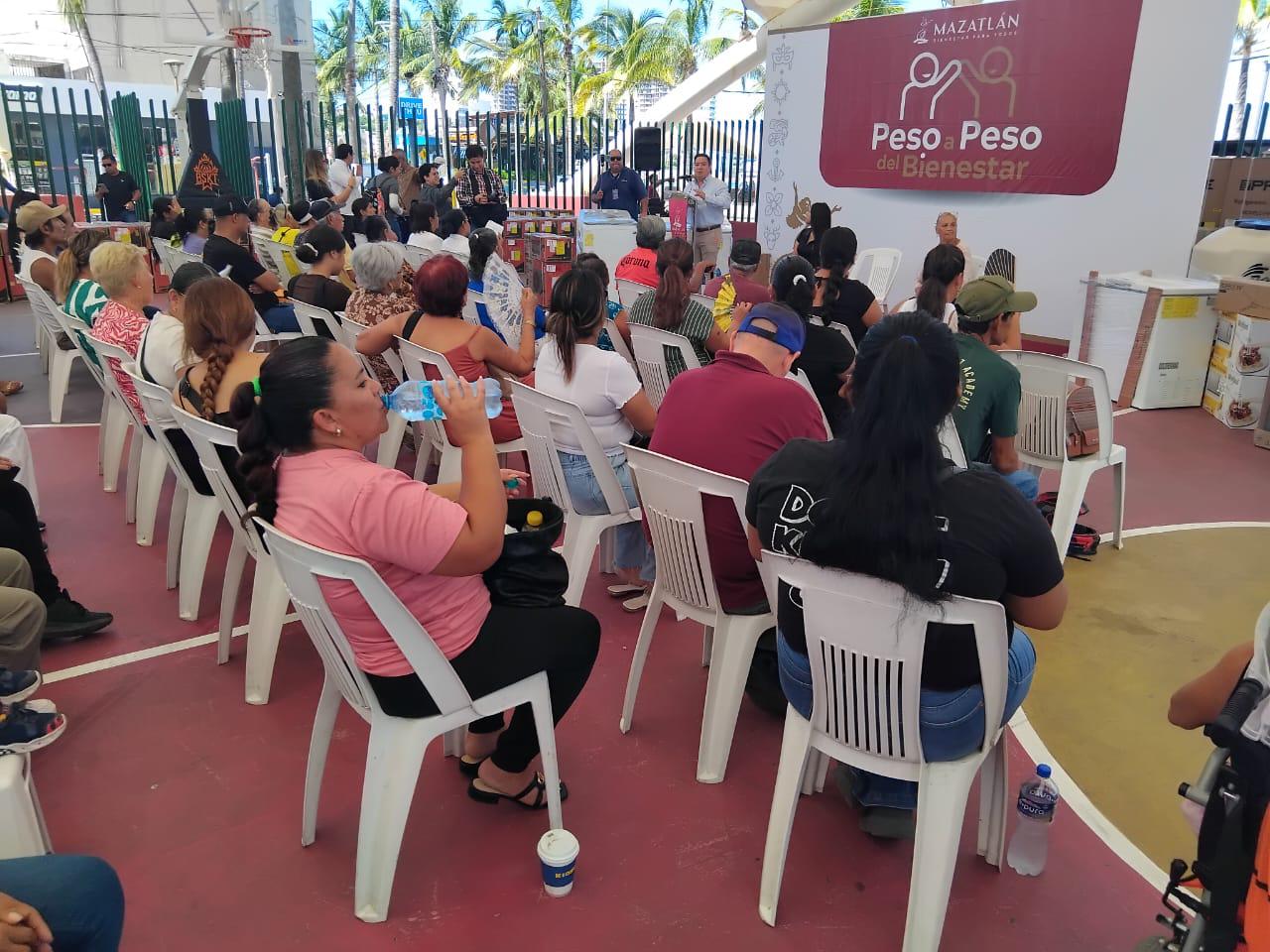 $!Entregan este miércoles apoyos a 208 familias del Programa Peso a Peso, en Mazatlán