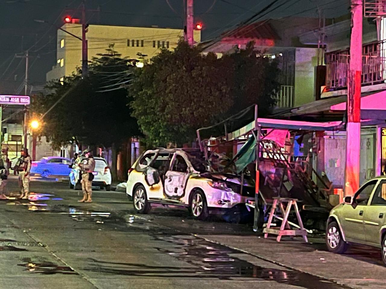 $!Tras persecución y disparos, camioneta termina incendiada en la Jorge Almada, en Culiacán
