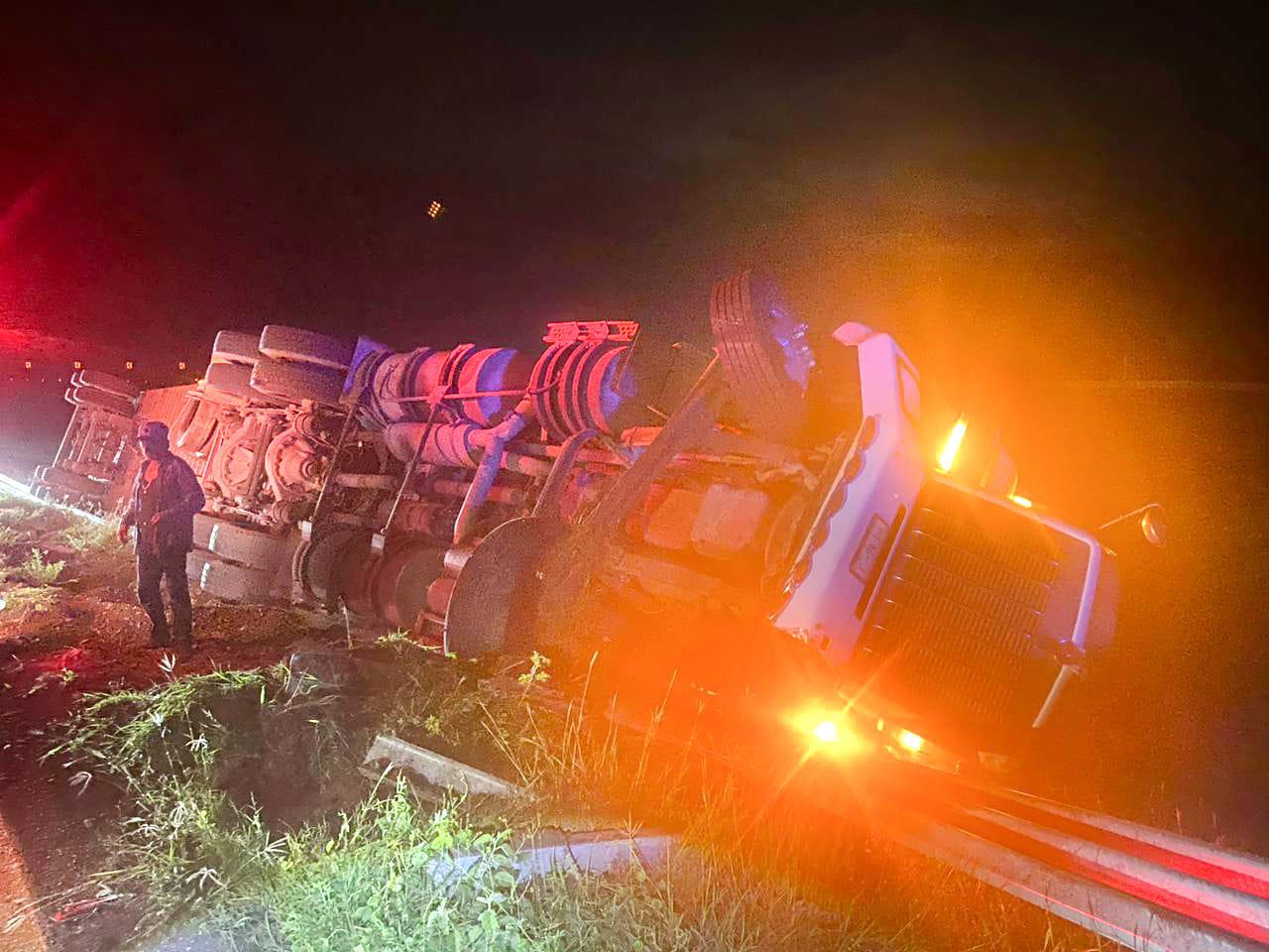 $!Tráiler vuelca en la autopista Durango-Mazatlán a la altura de Villa Unión