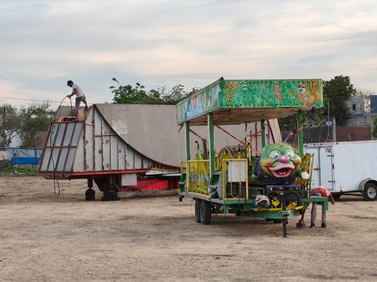 $!Ven vecinos lenta instalación de la Feria de la Primavera en Rosario