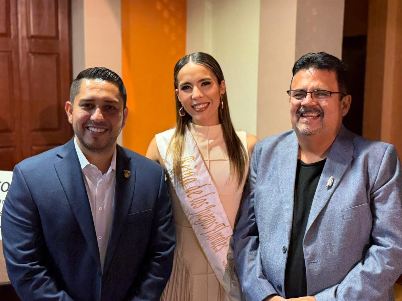 $!Mariana Guerrero, Reina de los Juegos Florales del Carnaval 2026 entre Manuel Iván Tostado y Juan José Rodríguez.