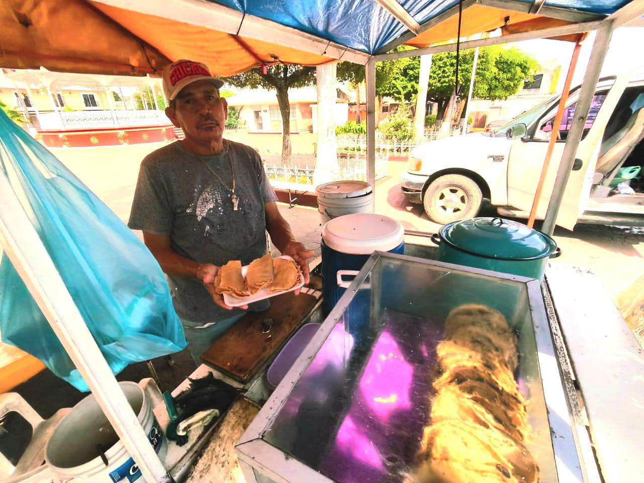 $!Francisco mantiene viva la tradición de los tacos dorados en El Rosario desde hace 21 años
