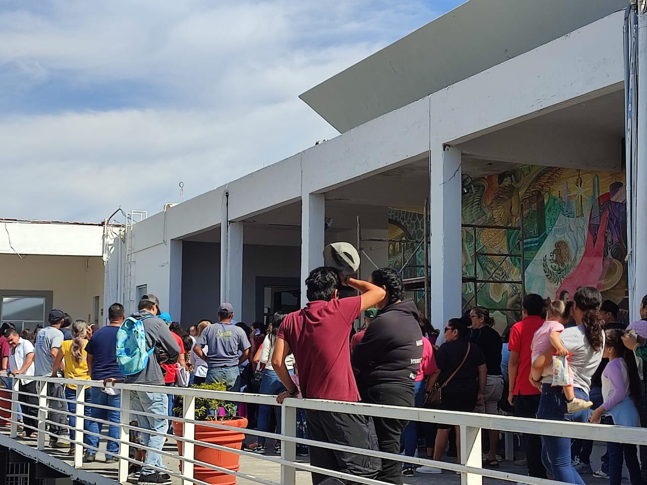 $!Se manifiestan desplazados en Ayuntamiento de Mazatlán en busca de viviendas; el Alcalde los recibe