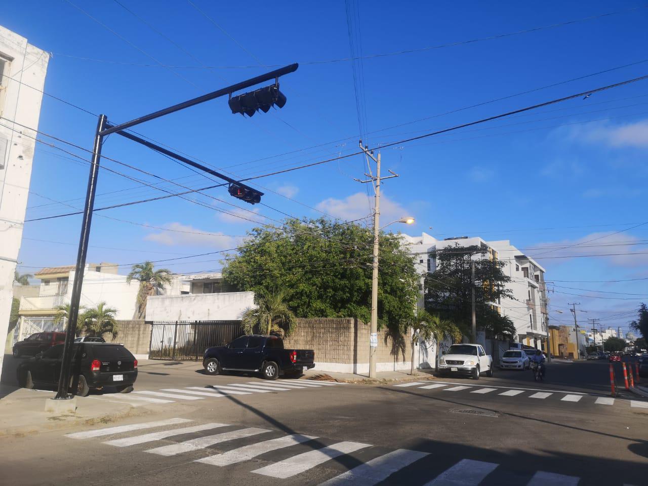 $!Colocan nuevos semáforos viales en Mazatlán