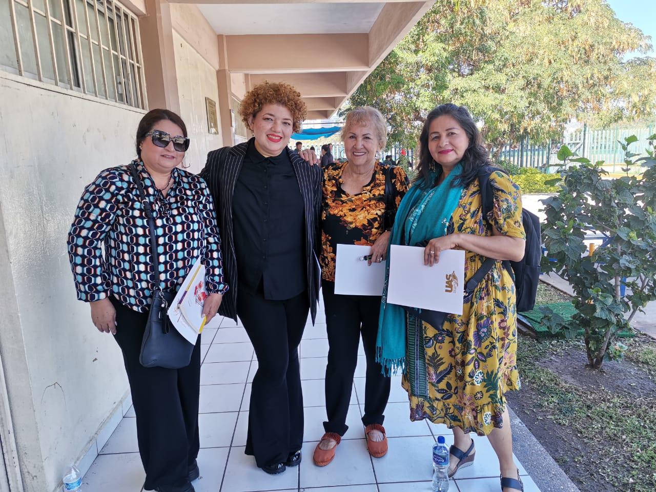 $!Karina Castillo, Flor Estrada, Melly Peraza y María Félix se toman una fotografía del recuerdo al culminar el conversatorio.