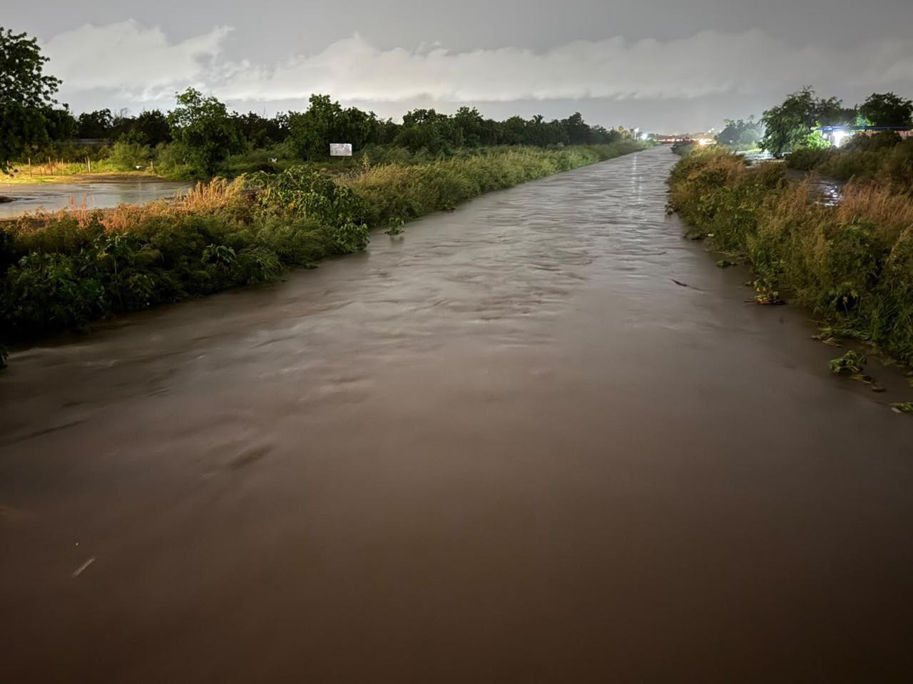 $!Lluvias dejan tres vehículos varados y afectaciones en viviendas y calles en Culiacán
