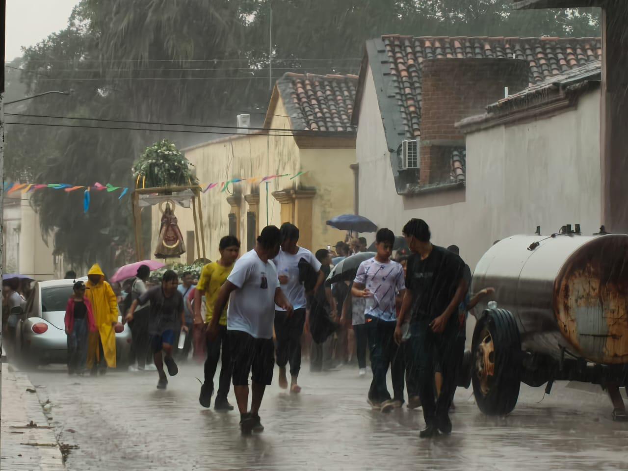 $!Ni la lluvia ‘apagó’ su fe; celebran a la Virgen de Loreto en Cacalotán, en Rosario