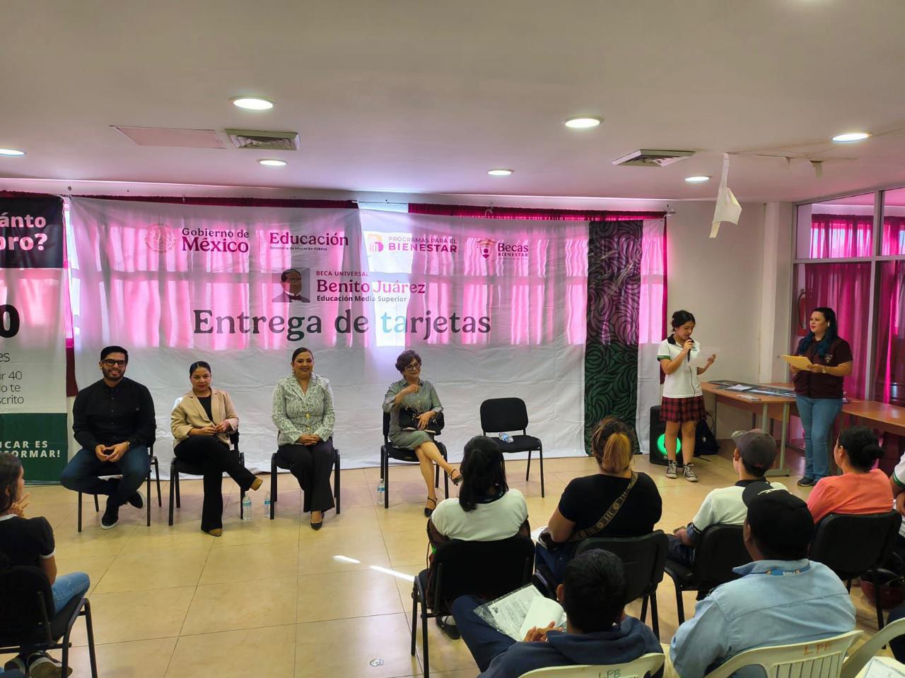 $!Reciben 300 estudiantes de preparatoria becas para continuar con su educación