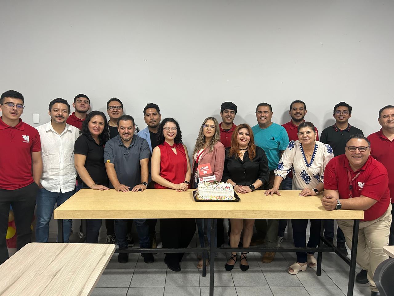 $!Personal de Grupo Noroeste Culiacán celebra la meta alcanzada.