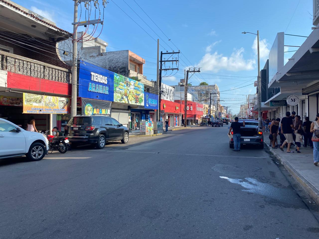 $!Se queda el Centro de Mazatlán sin energía eléctrica durante más de dos horas
