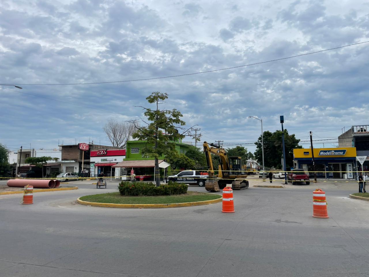 $!Por trabajos de colector sanitario cierran tramo de la avenida Juan Pablo II en la colonia Toledo Corro, en Mazatlán