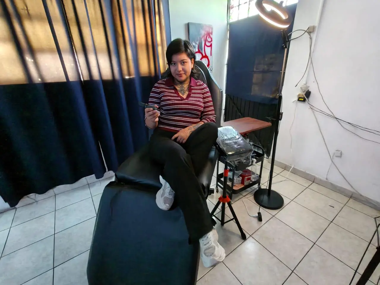 $!Alejandra, la joven tatuadora que convierte la piel en lienzo para crear arte en El Rosario