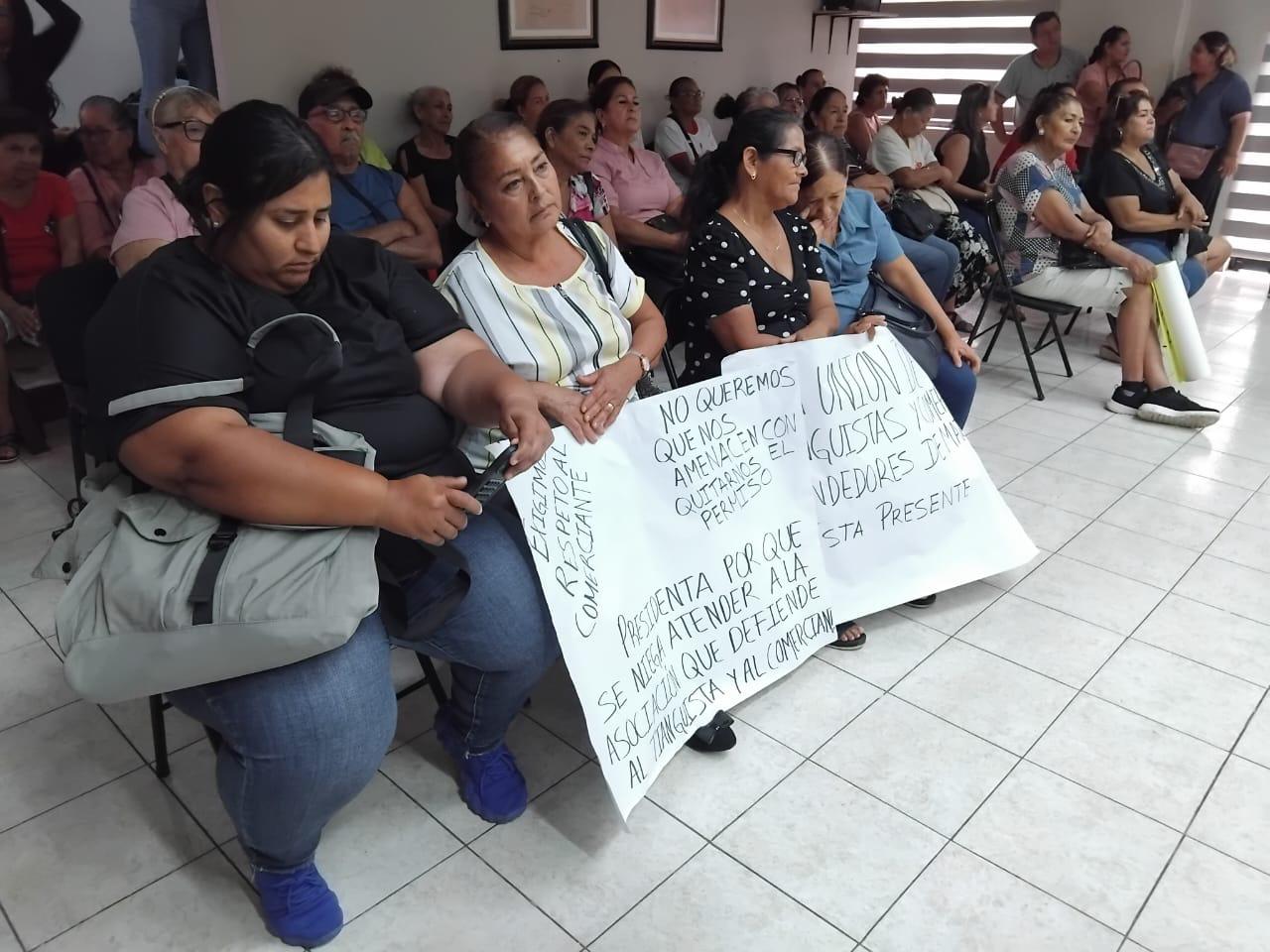 $!Protestan comerciantes de Mazatlán en Palacio Municipal para exigir que no les hagan cobros injustos