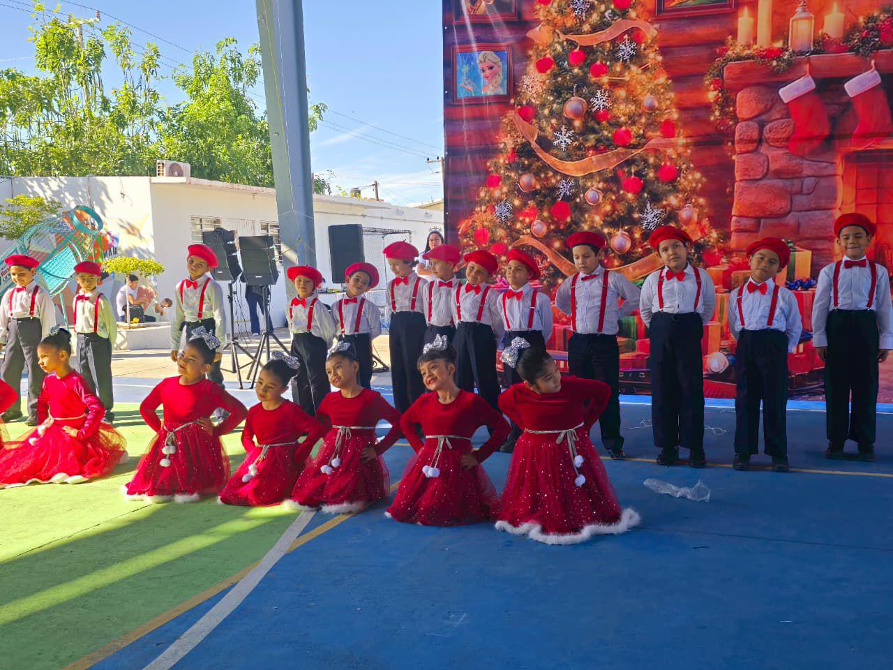 $!Alumnos del Segundo B interpretaron “Feliz Navidad” en un emotivo momento de la celebración escolar.