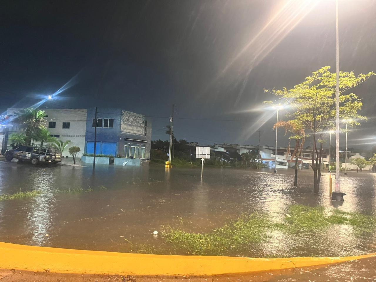 $!En Mazatlán, dejan inundaciones viales vehículos varados y familias trasladadas a sus hogares u hoteles