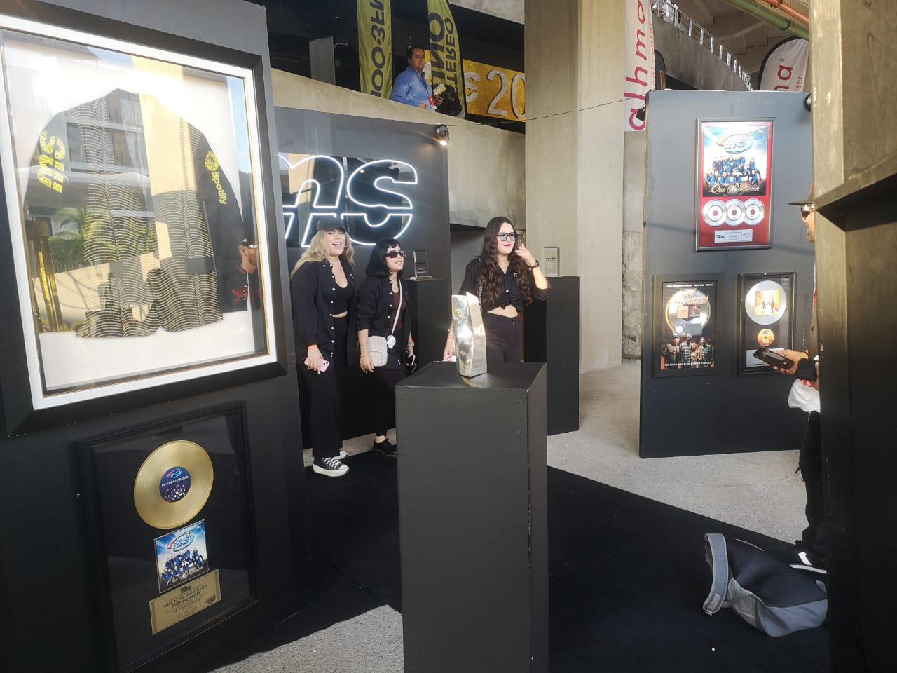 $!A un costado de la rampa, rumbo a la zona central del estadio, se colocó una zona con todo lo relacionado a la agrupación.