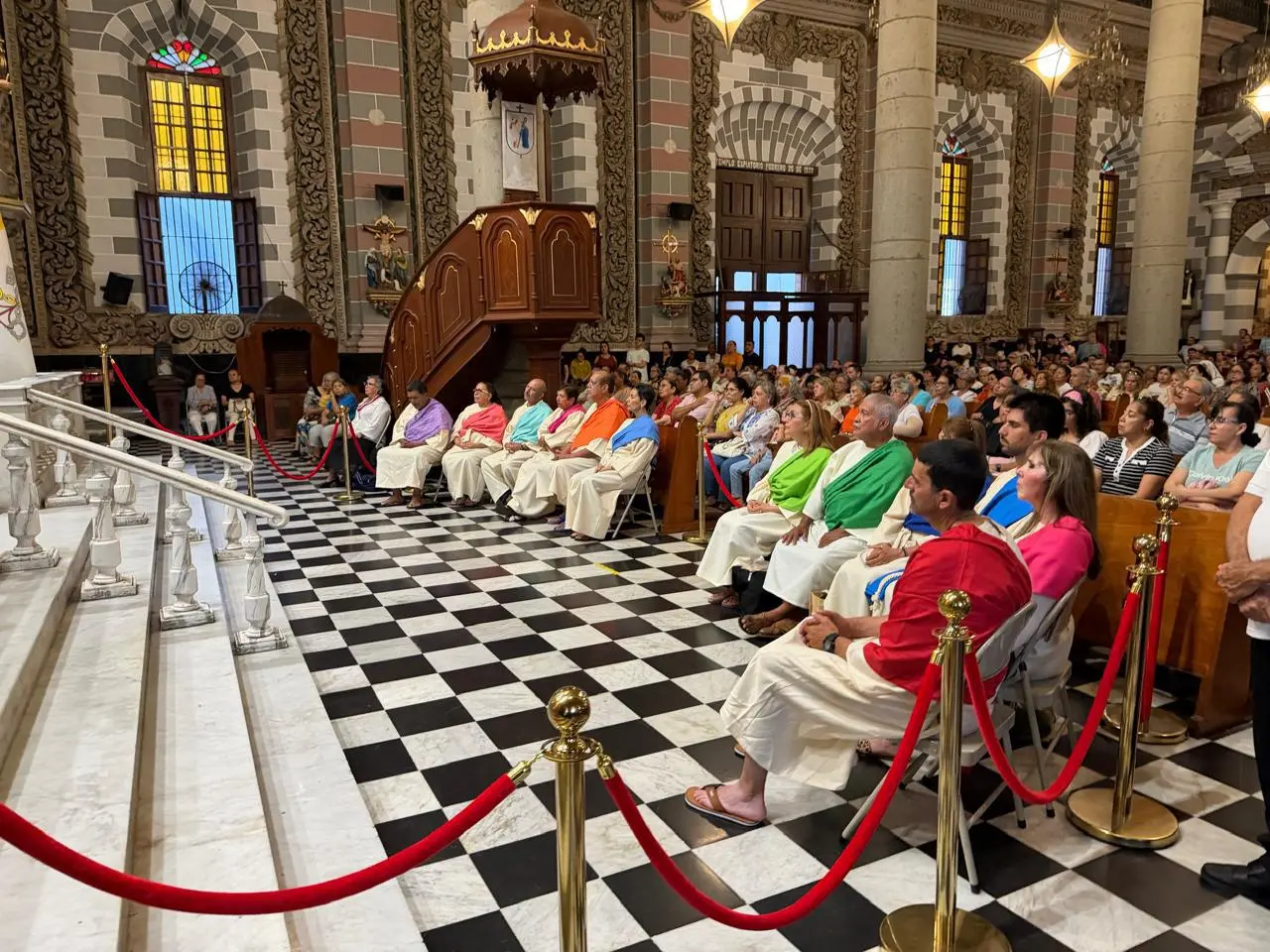 $!Llaman a vivir el amor y la humildad en misa de Jueves Santo en Catedral de Mazatlán