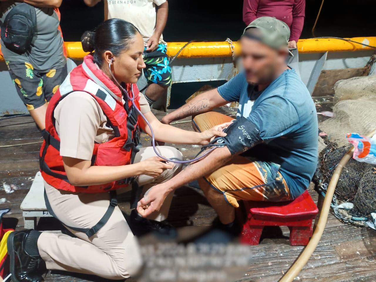 $!Marina brinda apoyo a siete tripulantes de una embarcación pesquera en inmediaciones de Eldorado, Sinaloa