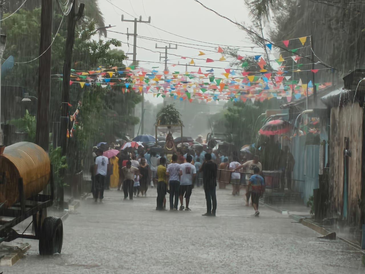 $!Ni la lluvia ‘apagó’ su fe; celebran a la Virgen de Loreto en Cacalotán, en Rosario