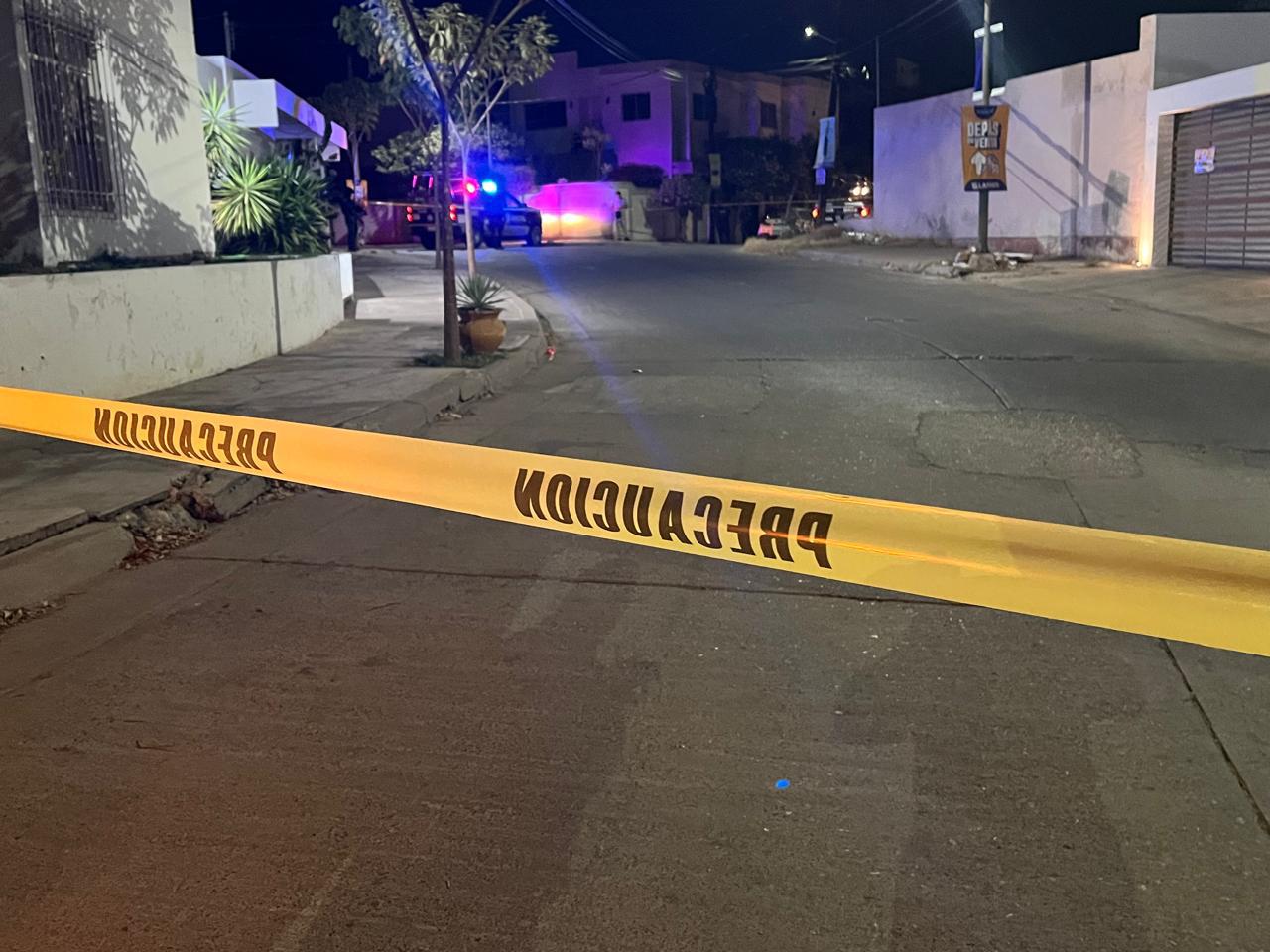 $!Localizan una persona asesinada, envuelta en plástico y con mensaje en la colonia Guadalupe, en Culiacán