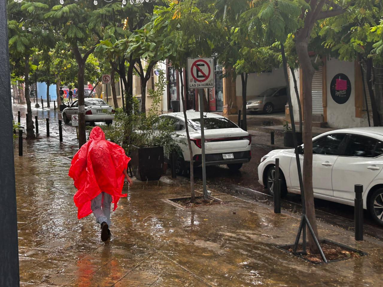 $!Se registran lluvias en el Centro de Culiacán; Protección Civil prevé posibles cambios de intensidad