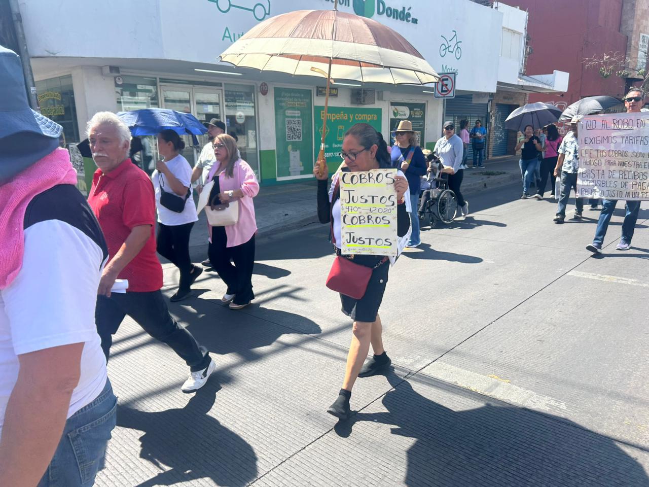 $!Marchan en Culiacán contra altos cobros de la CFE; ciudadanos exigen tarifas justas