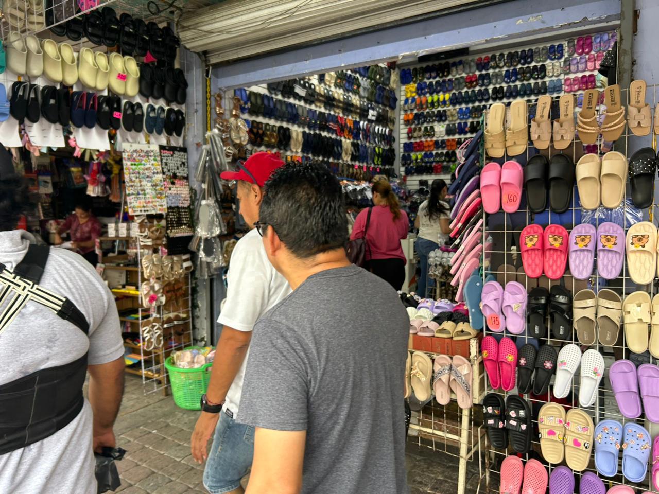 $!Invierten comerciantes de Culiacán hasta 50% en mercancía del Mundial, mientras el Día del Padre queda en segundo plano