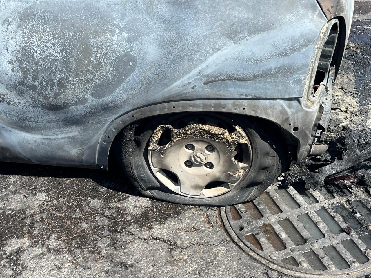 $!Se incendia un vehículo en la colonia 5 de Mayo, en Culiacán